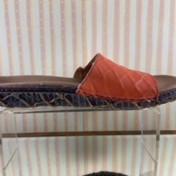 El Naturalista Orange Slides - Picture 6 of 15